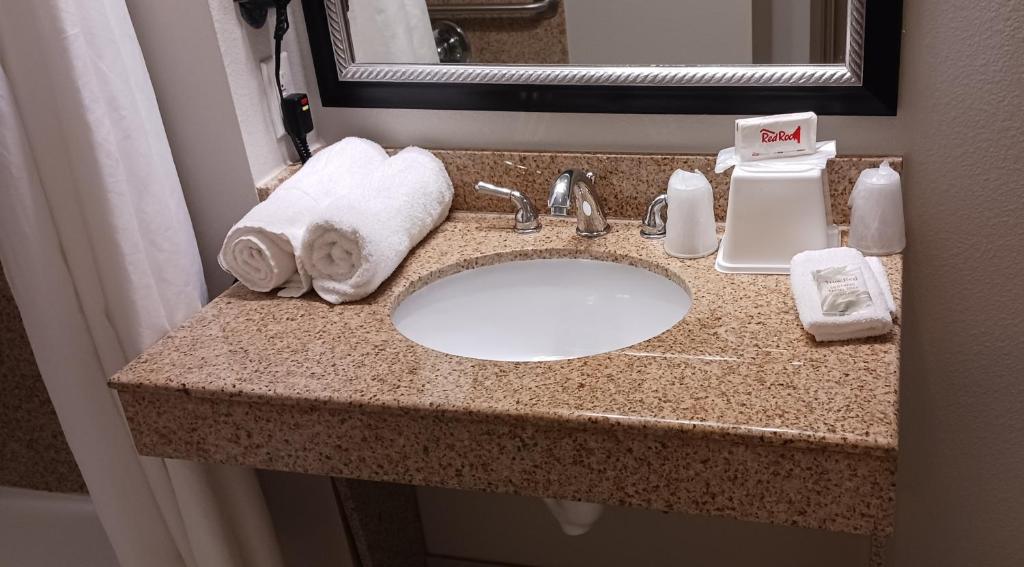 Red Roof Inn & Suites Longview photo