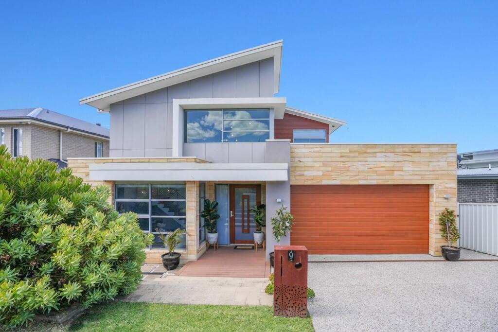 Modern Executive Ocean View Oasis Shell Cove Mansion 5 Minutes to Beach Sleeps 16, Shellharbour