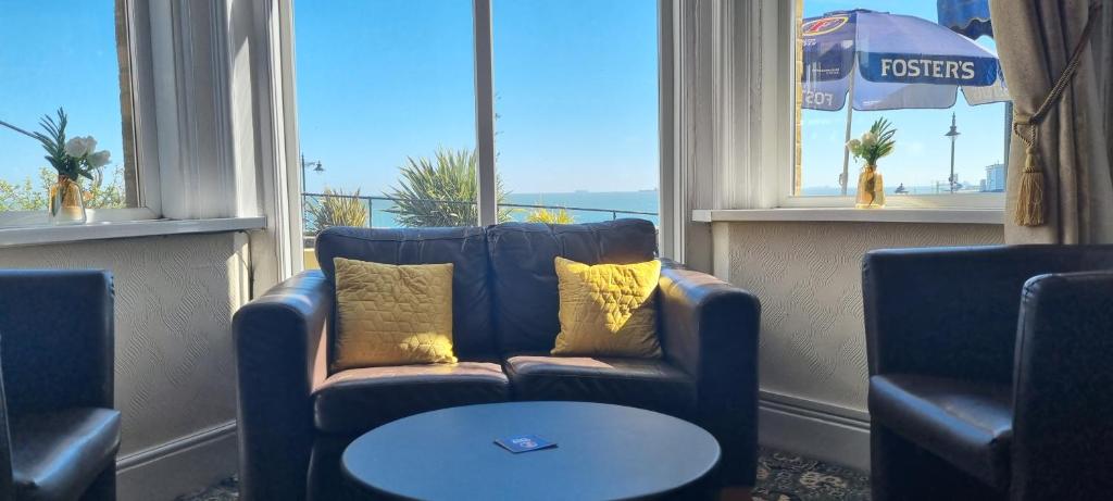 Shared lounge/TV area