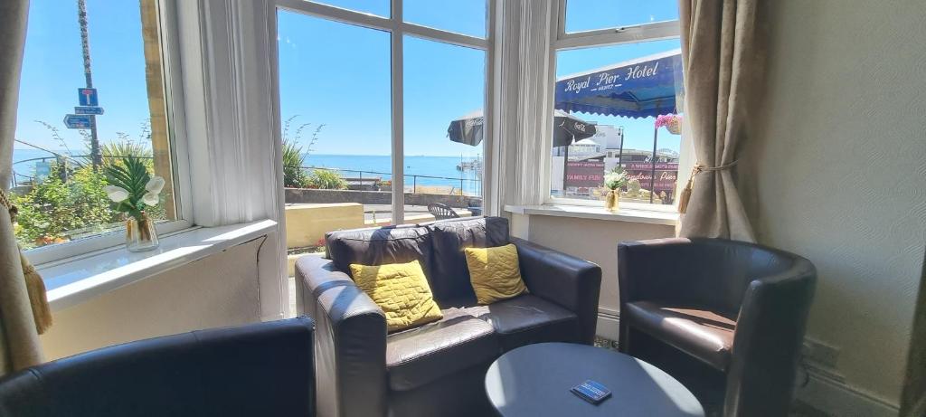 Shared lounge/TV area