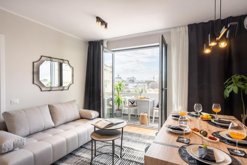 Stunning Views 2BR Midtown Flat - Charming Balcony, Bukurešť