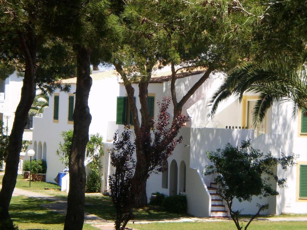 Apartamentos Las Brisas I & II — Hotel building in Cala'n Bosch, Balearic Islands