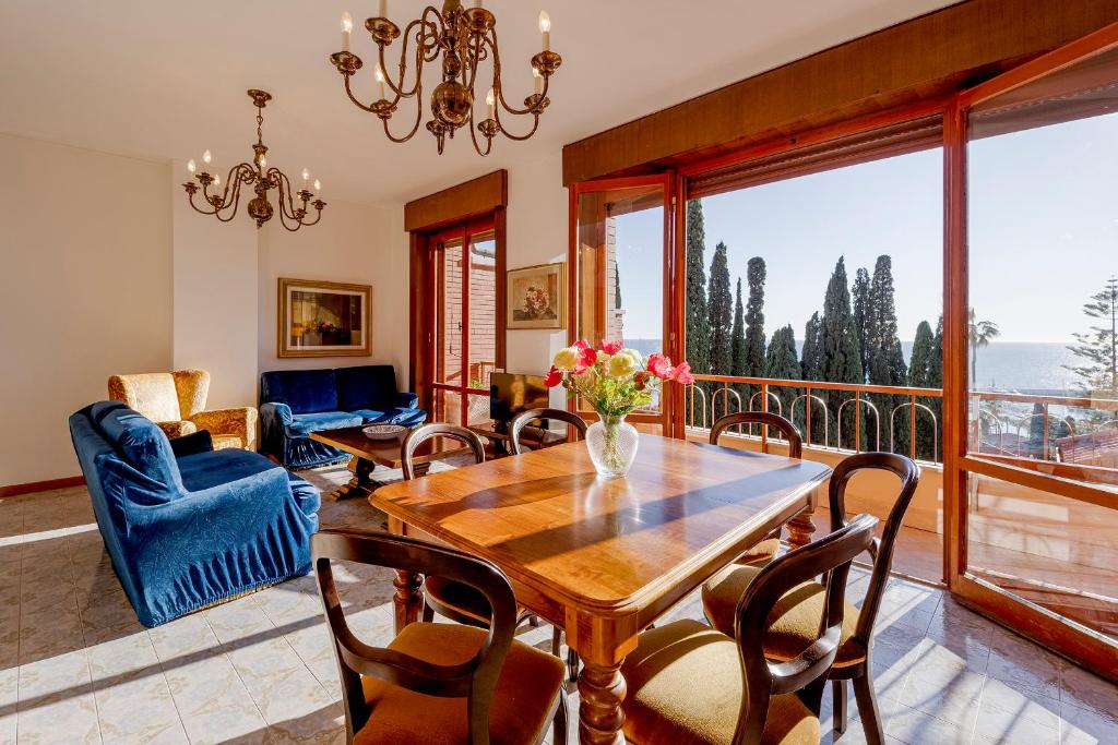 Portosole Attic - with Terrace and Private Parking, Sanremo