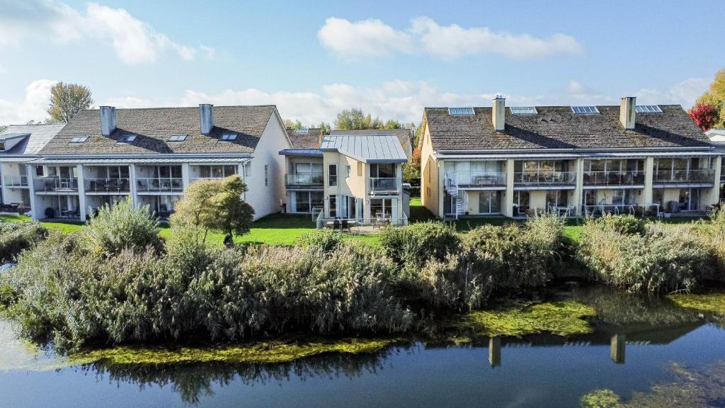 Lakeside family friendly property CW99, Gloucester