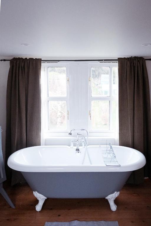 Gorgeous 3 bed house in Matlock + Garden 'lookout' photo 2