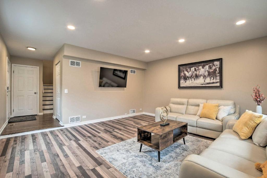 Arlington Heights Townhome 33 Mi to Chicago