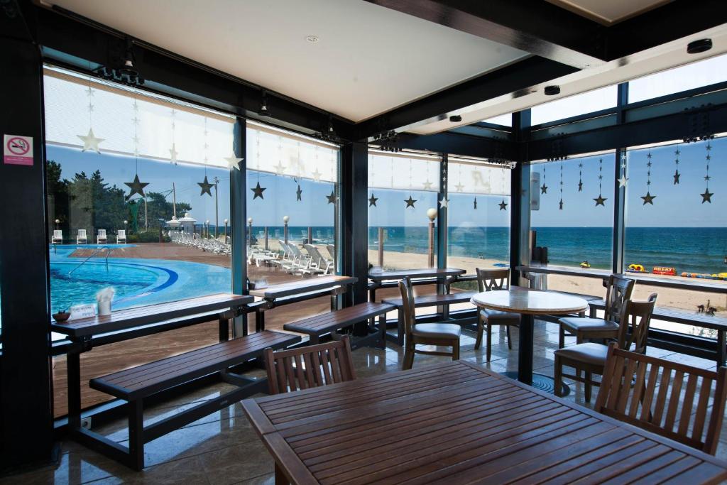 Swimming pool, Benikea Hotel Mountain & Ocean Jumunjin Resorts in Gangneung-si