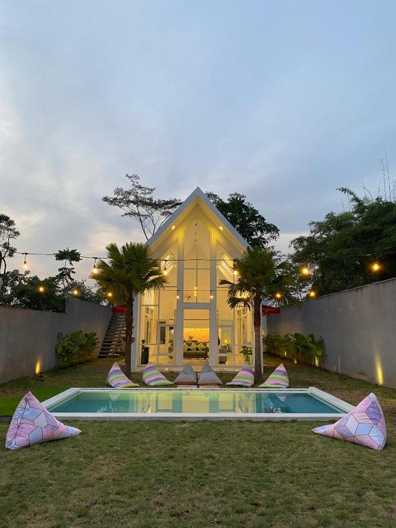 Karabineri Private Pool Jogja Villa photo