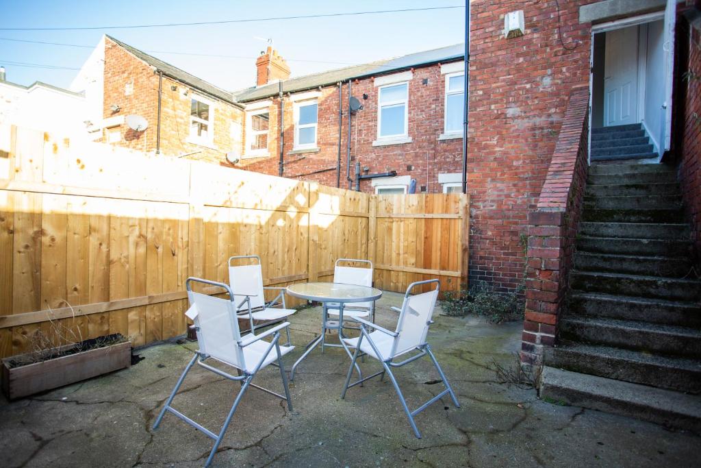 Ferndale Apartments GF by ShortStaysAway Apartment in Pallion