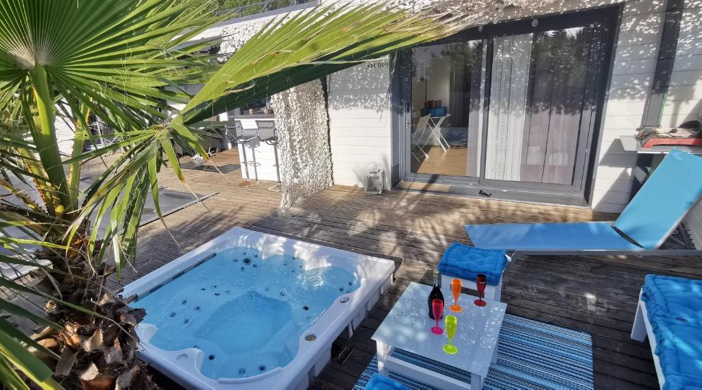 Studio tout équipé avec Terrasse Piscine chauffée et Jacuzzi