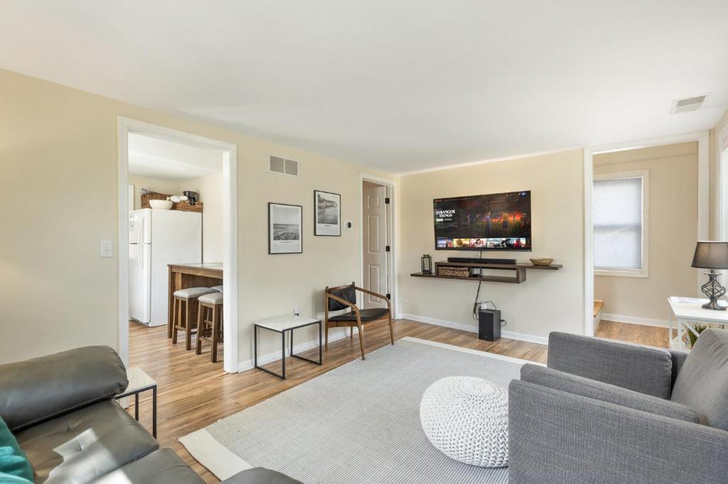 Perfect Location Walk to MSU Campus High End Mattresses Fast Wi-Fi, East Lansing