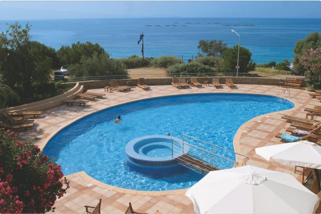 F2 vue mer dans résidence avec piscine - 3