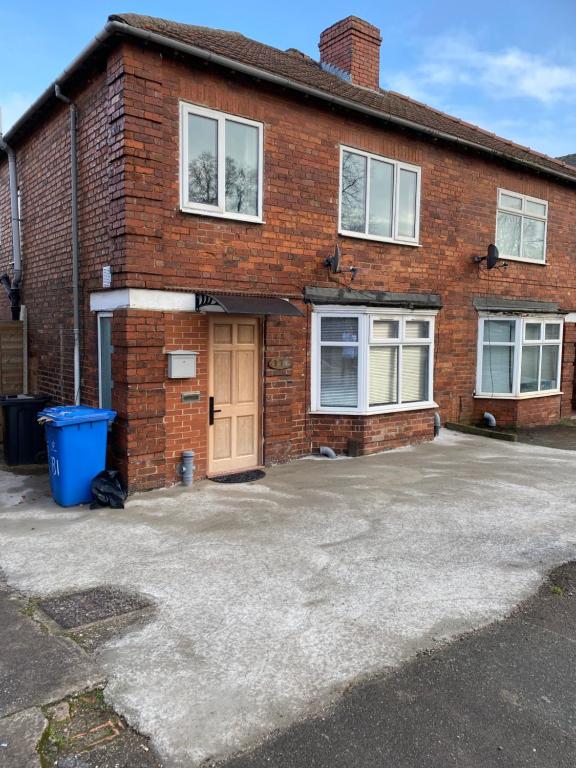 Osmaston park house, Entire house, 3 bedrooms with 5 beds, working facility, free parking , smart TV for each room, free WiFi, washing machine, tumble dryer, near to Rolls Royce, Bombardier, easy access to A38 and A50, Derby