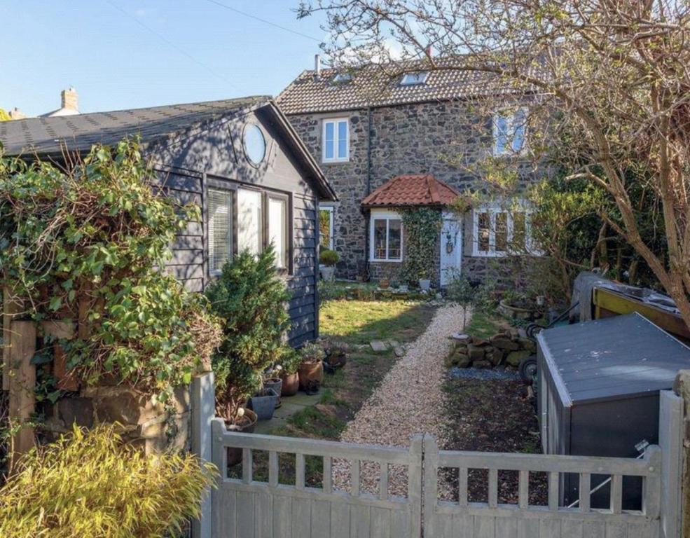 4 bedroom coastal cottage with walled garden, Embleton