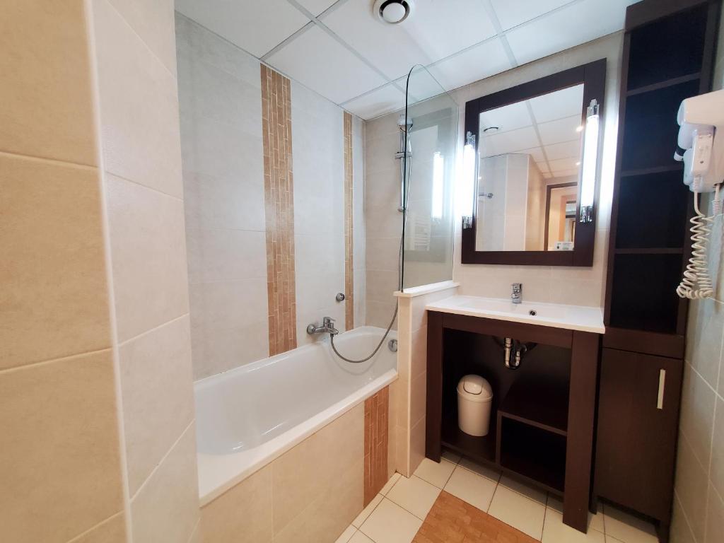 Cap HERMES Vue PORT Studio 30m2 Climatise Piscine - 5