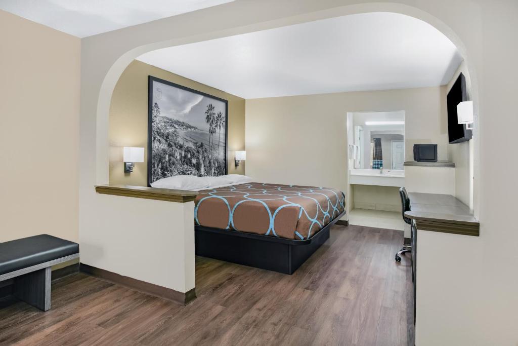 Super 8 by Wyndham Moss Point photo