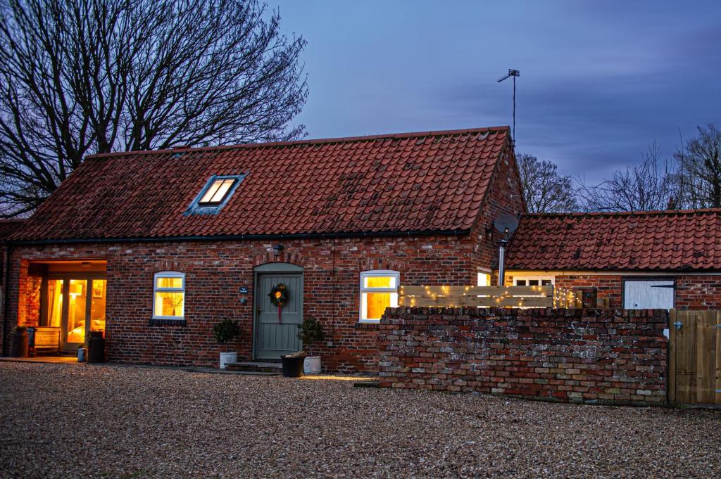 The Bolthole Barn with Wood-Fired Hot Tub, Glentworth photo 8