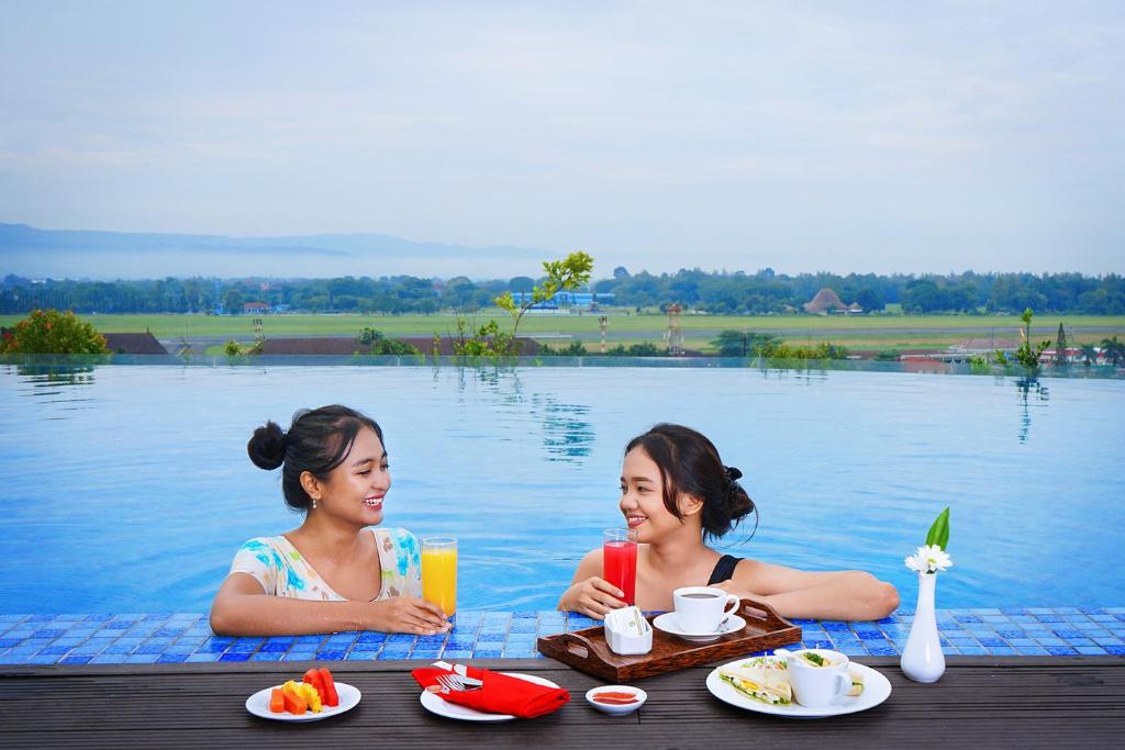 Paltinum Adisucipto Hotel Infinity pool
