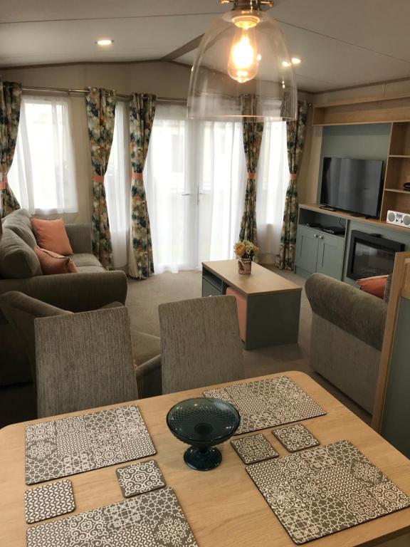 The Roecliffe, Holiday mid-lodge, Shorefield Country Park, Downton