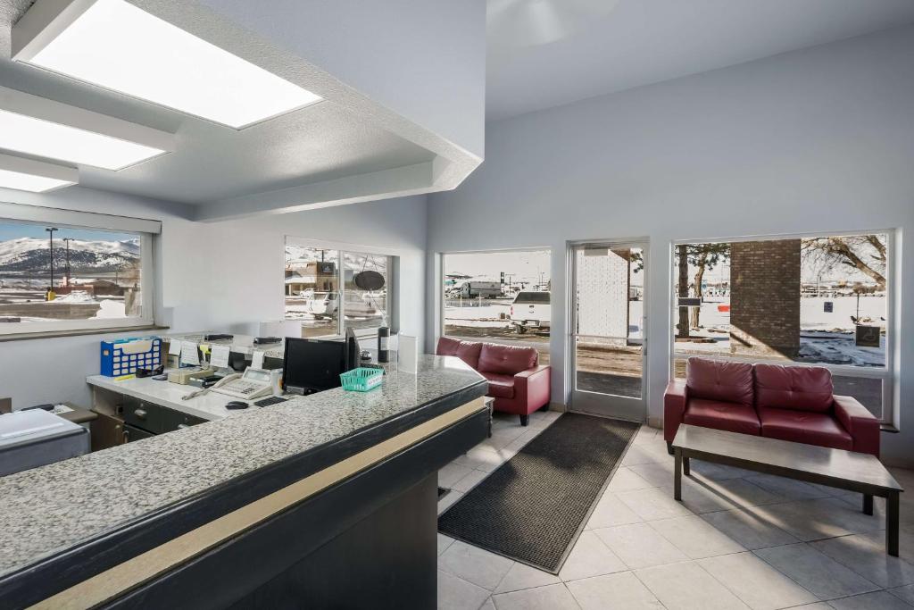 Rest Inn and Suites Motel Wells photo