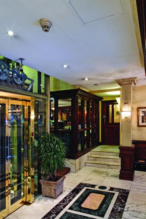London Rochester-Hotel-by-Blue-Orchid exterior