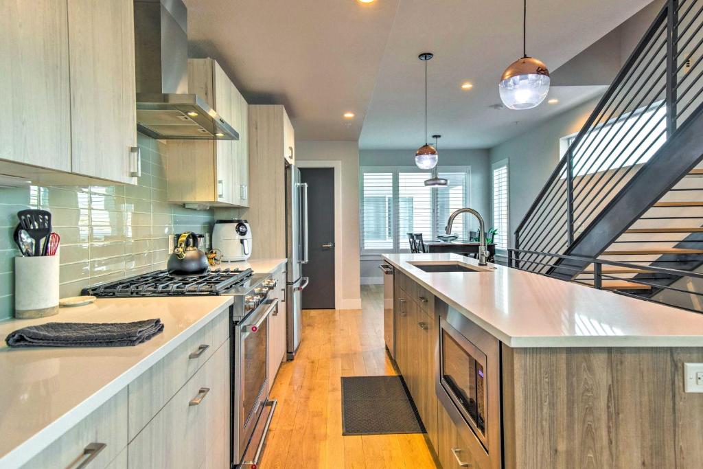 Luxe Denver Townhome Hot Tub and City Views!