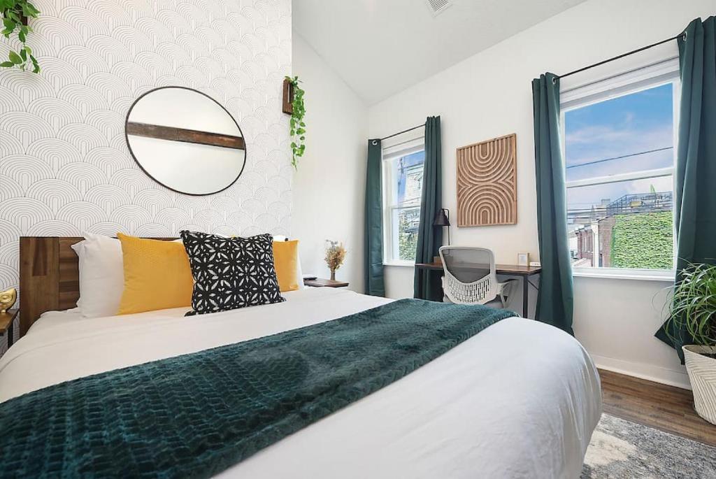 HostWise Stays - The Larryville - Amazing Bathroom, Perfect Location, Custom Build, Pittsburgh