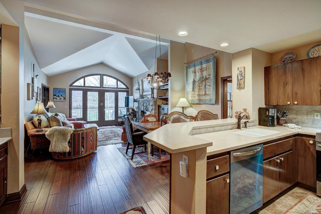 2BR Condo in Arrowhead Village - 5 Minute Walk to Chairlift, Mountain Views! condo, Edwards