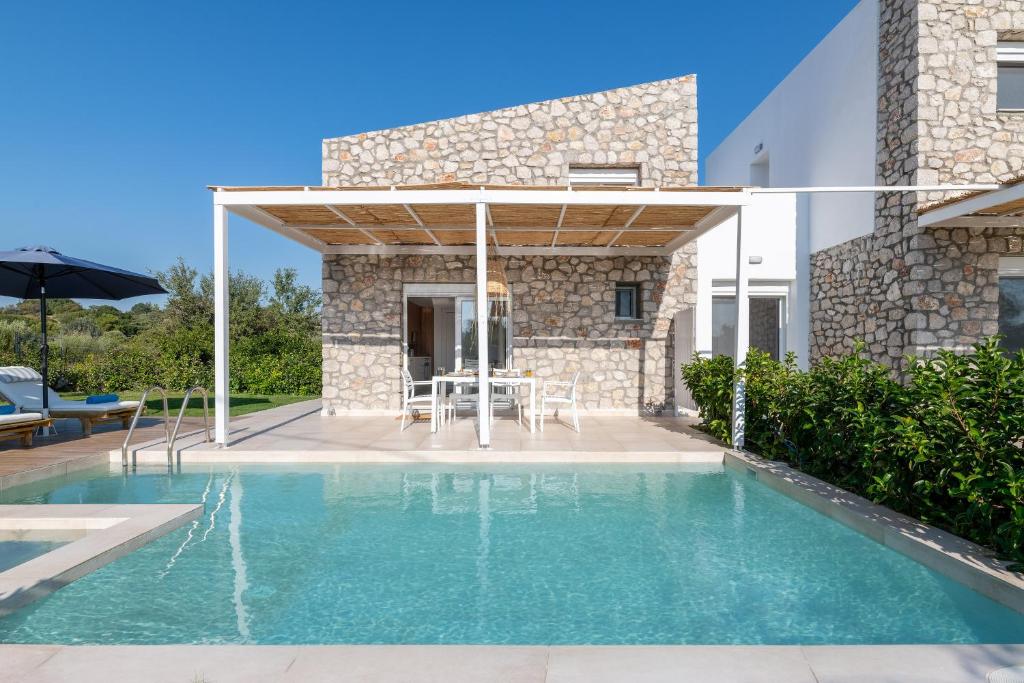 New Loft by Ossiano Pool Villas, Heating Pool,2 min drive to Haraki Beach & 10 to Lindos, Haraki