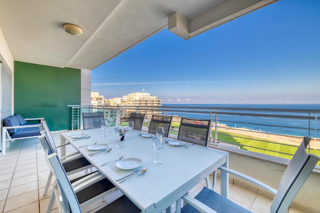 Stunning Seafront Lux Apt Fort Cambridge wt POOL, Sliema