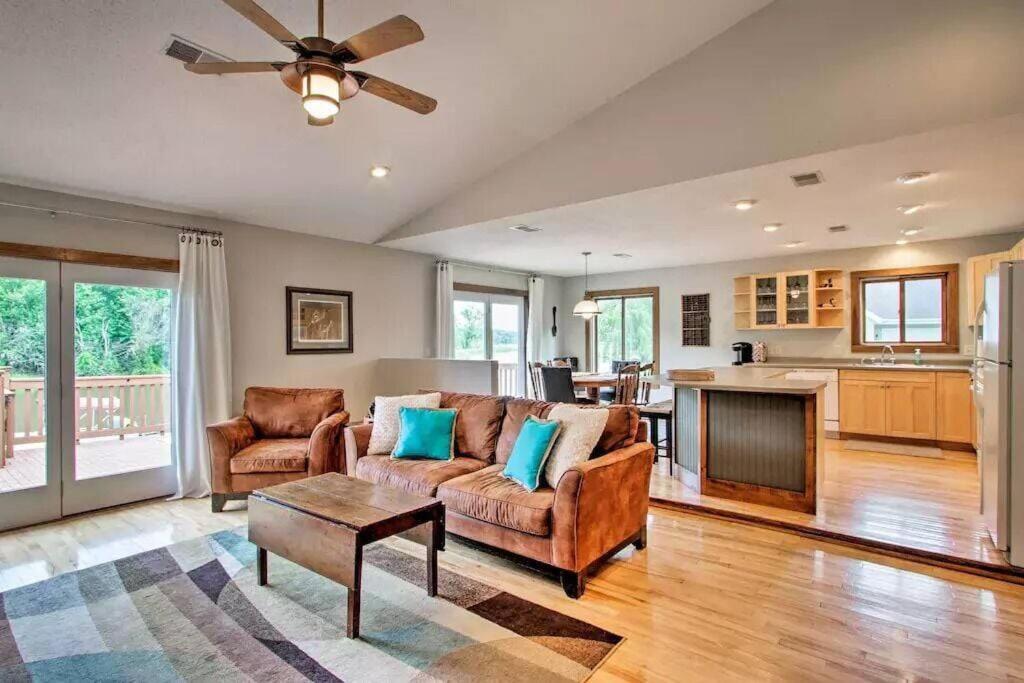Private Waterfront Home: 4 Mi to Downtown La Crosse