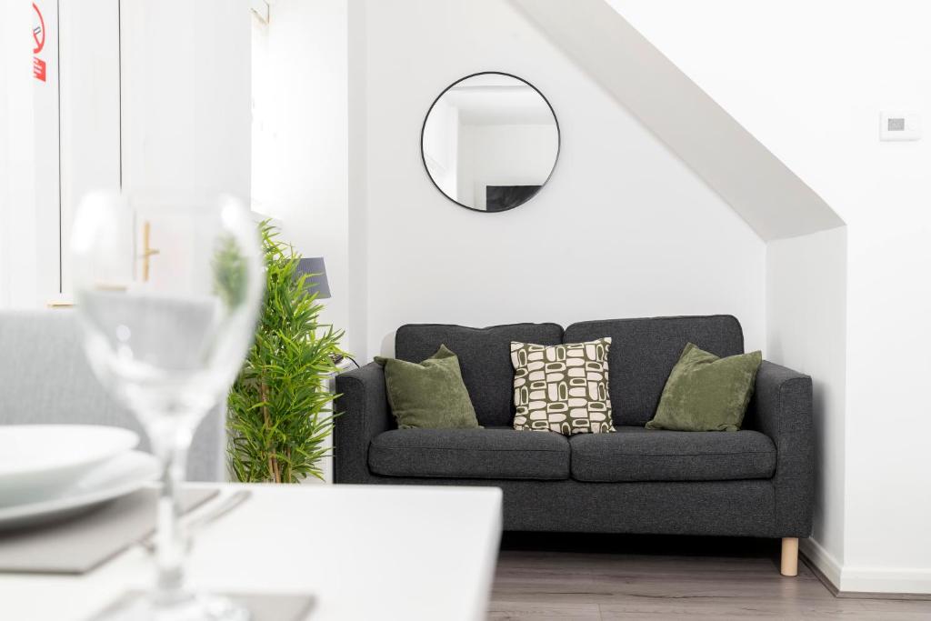 Amazing house with central location TV downstairs and in bedroom super fast WiFi and crisp white hotel linen hosted by Our Home Short Stays, Darlington