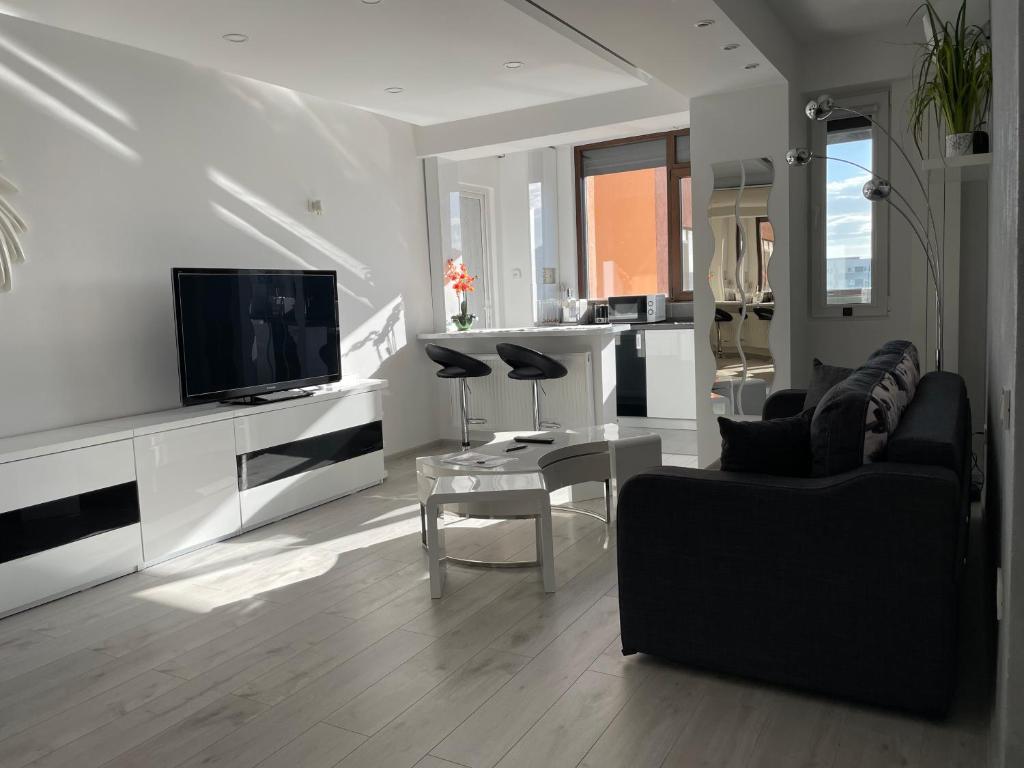 Luxury Two Room Apartment Residence Militari M3 — Hotel in Bucharest