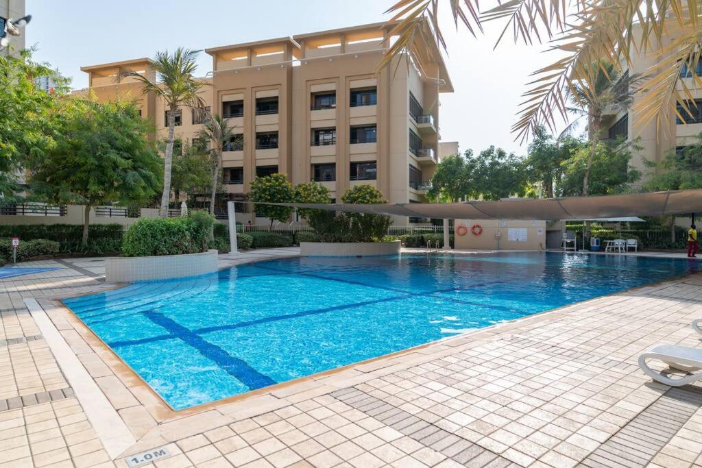 Vogue Stylish and Cozy in Greens Dubai, Three Bedroom Apartment with a Dedicated Work Space and Big balcony With full Amenities, Dubaï