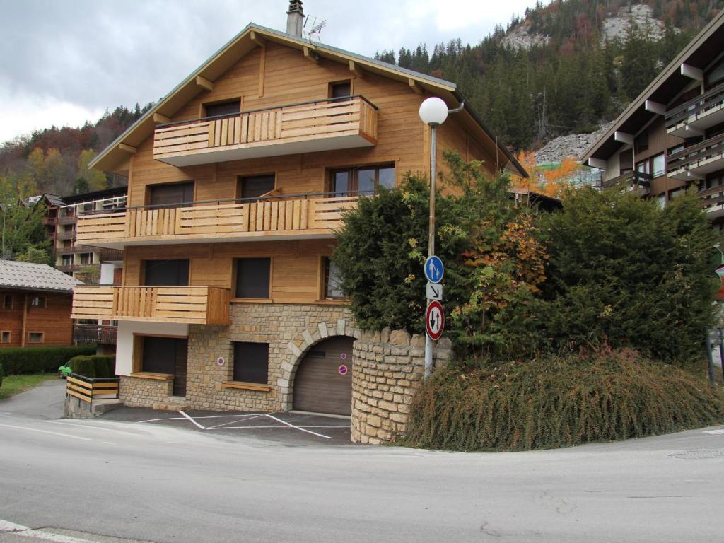 Charmant 3 pièces savoyard avec balcon, cheminée, proche commerces et remontées mécaniques - FR-1-459-18 - 3