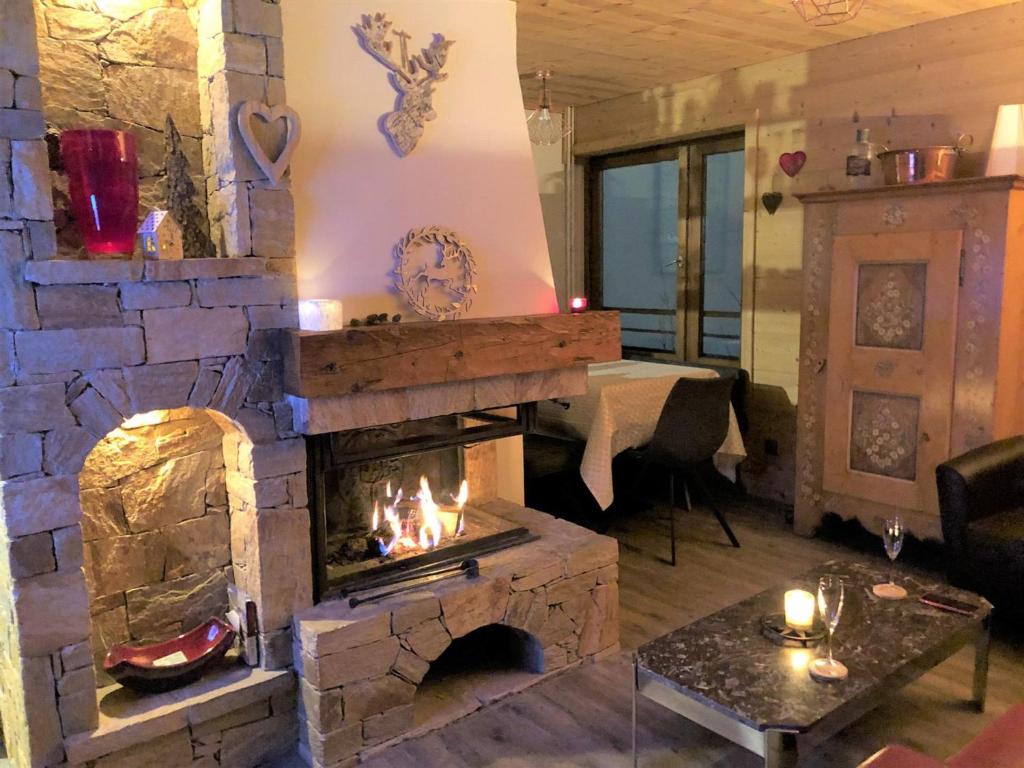Appartement Rénové 3 Pièces au Centre de La Clusaz avec Balcon et Garage - FR-1-459-40 - 2