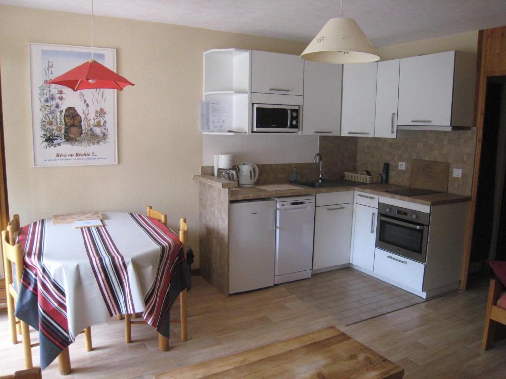 Studio cabine au centre, balcon sud, parking, proche pistes et commerces - FR-1-459-89 - 2