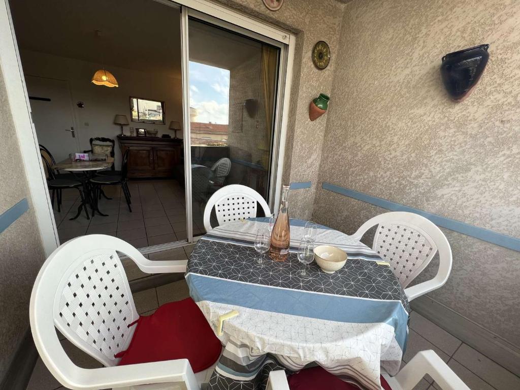 Charmant T2 en Centre-ville avec Piscine, Terrasse et Parking, à 500m de la Plage ! - FR-1-701-29 - 3