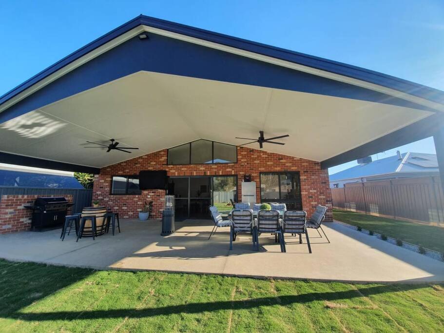 Rivergum Retreat Bundalong - 4 Bedroom Entertainer