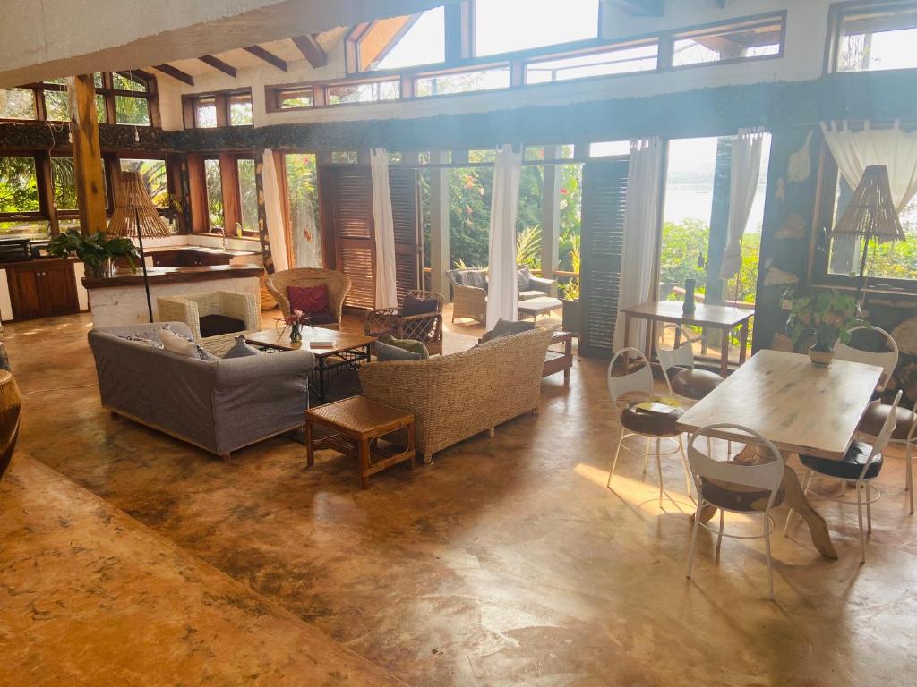 HomeOnTheNile, Jinja