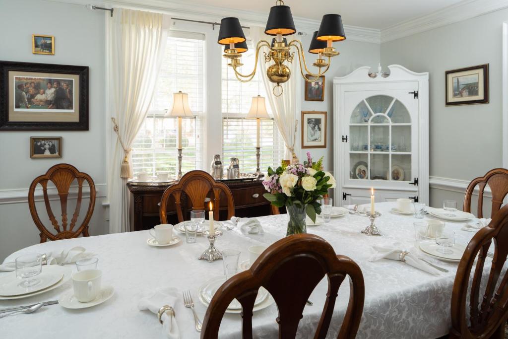 A Williamsburg White House Inn photo