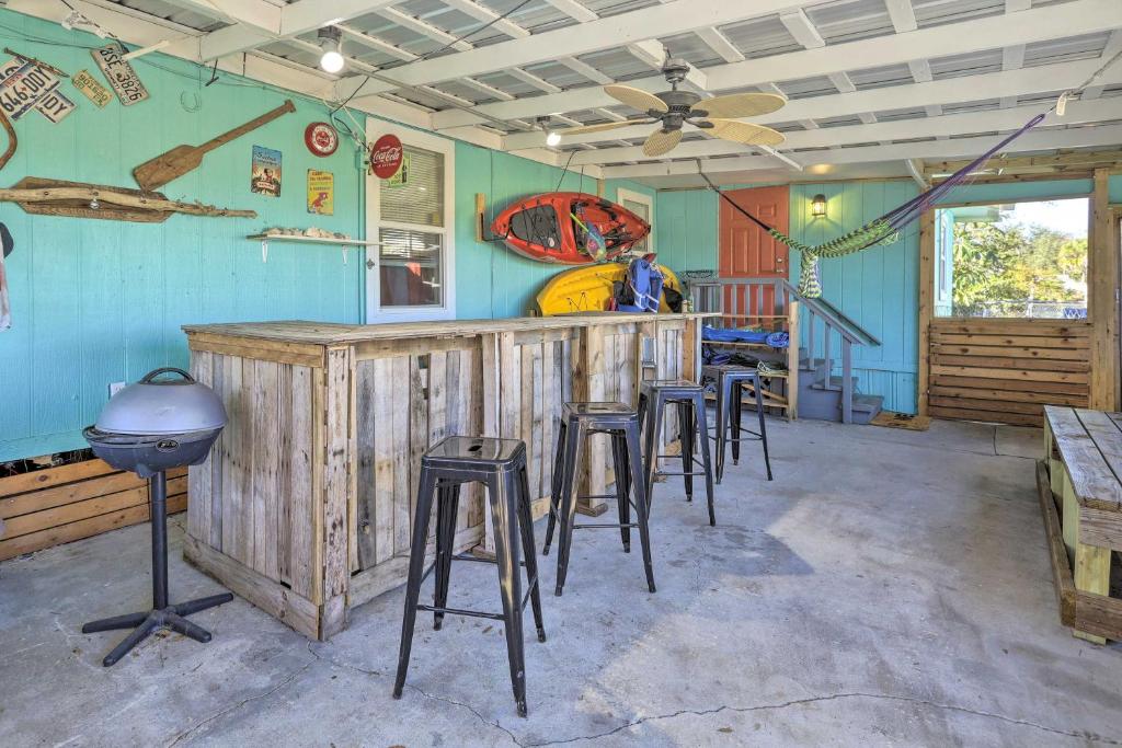 Pet-Friendly Cocoa Home with Covered Porch!