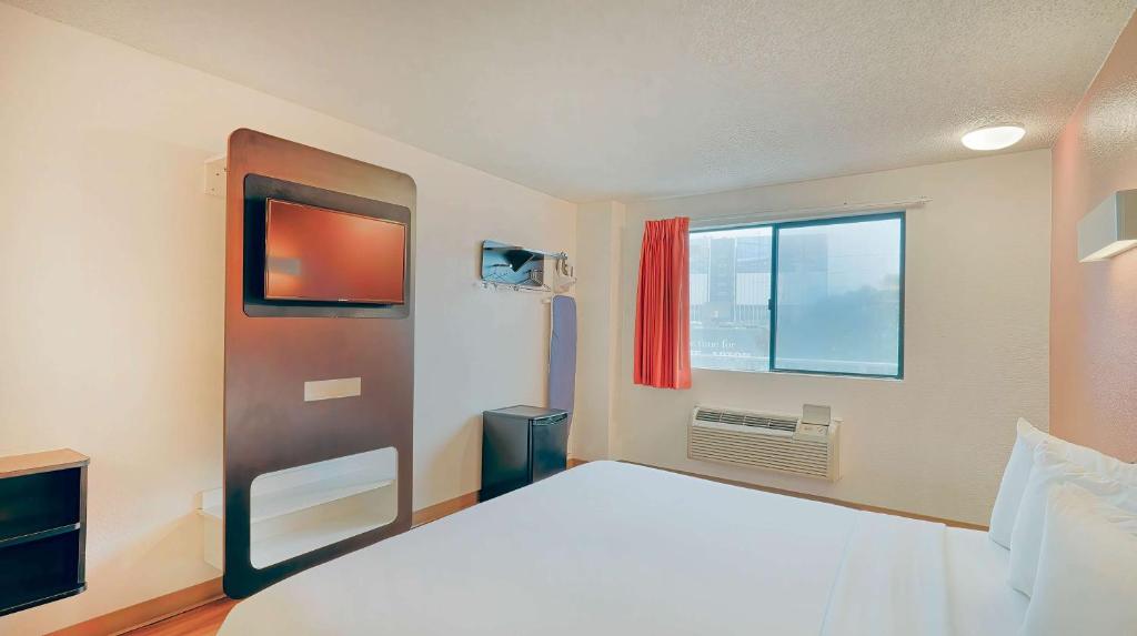 Motel 6 Los Angeles LAX photo