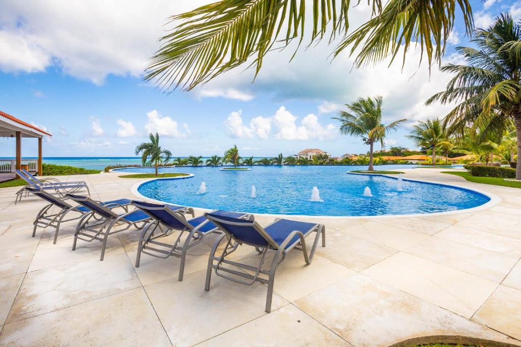 Pristine Bay Villa 1304 with large pool - 3 bedroom condo, Roatan