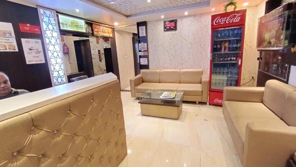 OYO 60873 Hotel Krishna Royal Residency photo
