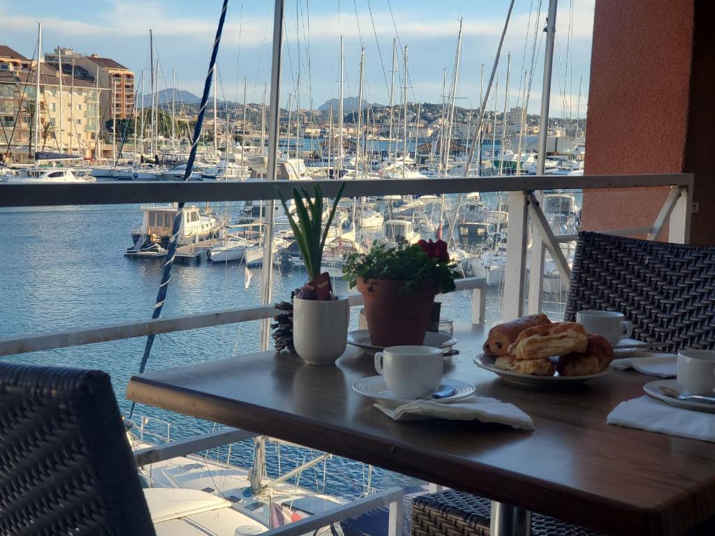 CAP HERMES Studio 31m2 Vue Port Climatise piscine,, Fréjus