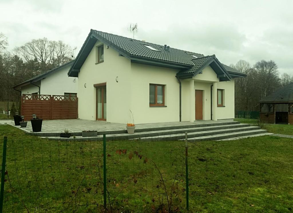 Domek na wzgórzu, Debina