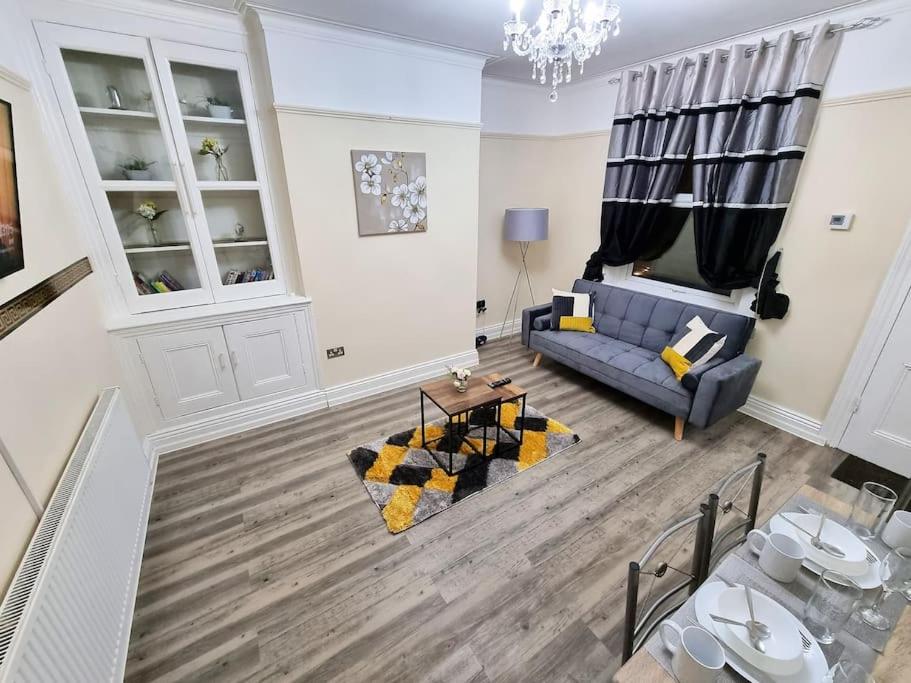 *6R* setup for your most amazing & relaxed stay + Free Parking + Free Fast WiFi *, Beeston Hill