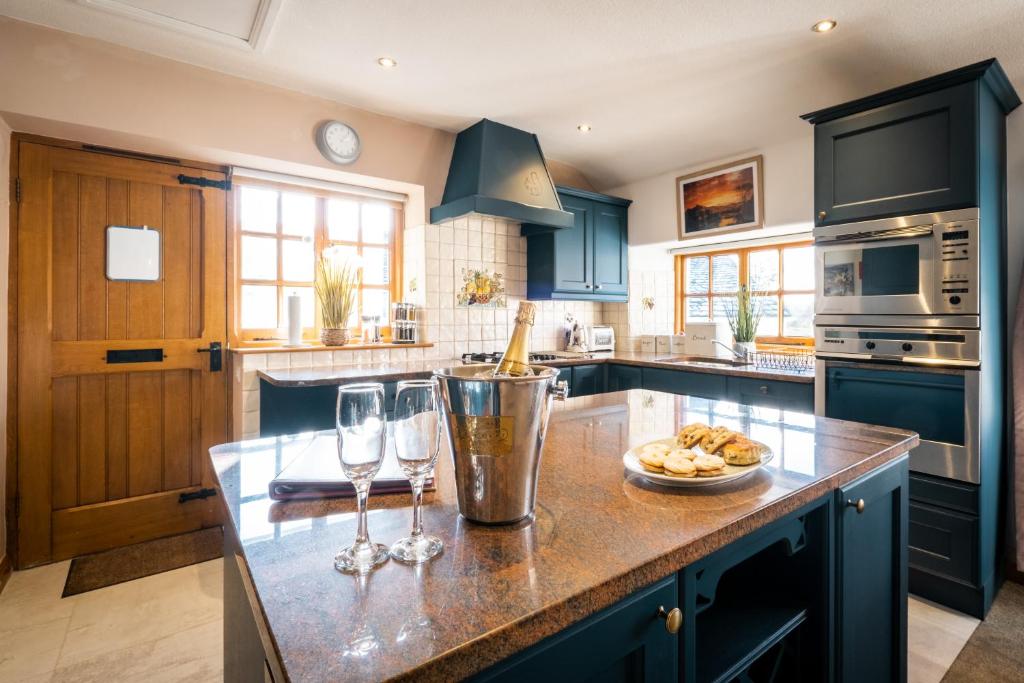 Stunning cottage Grade 2 listed with parking and Hot Tub - photo 4