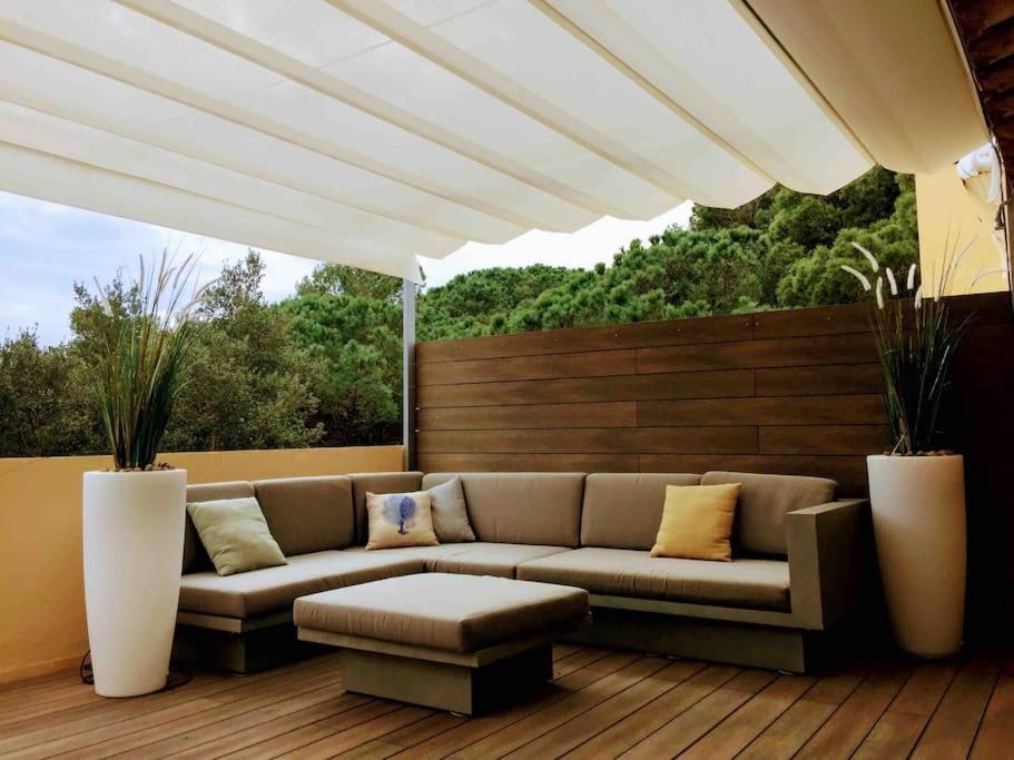 2 Story, 5 Bedroom, 3 Bath Flat, Steps from the Beach & Cliff Walk, Llafranc